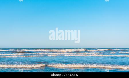 Le creste delle onde nel mare blu Foto Stock