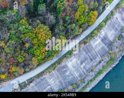 Changchun, provincia cinese di Jilin. 5th Ott 2022. Un'auto è vista guidando lungo la strada accanto al Parco Nazionale della Foresta di Hongshi nella città di Jilin, provincia di Jilin della Cina nord-orientale, 5 ottobre 2022. Credit: Yan Linyun/Xinhua/Alamy Live News Foto Stock