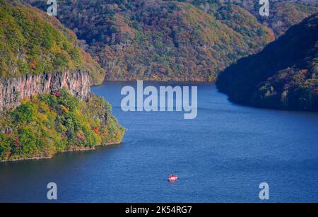 Changchun, provincia cinese di Jilin. 5th Ott 2022. Una nave naviga sul lago Baishan del Parco Nazionale della Foresta di Hongshi nella città di Jilin, provincia di Jilin della Cina nord-orientale, 5 ottobre 2022. Credit: Yan Linyun/Xinhua/Alamy Live News Foto Stock