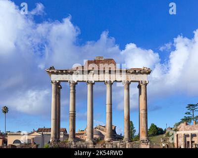 I fori Imperiali a Roma: Tempio di Saturno. Foto Stock