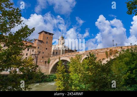 Fiume Tevere a Roma: Veduta dell'Isola del Tevere e del Ponte del Fabricium. Foto Stock