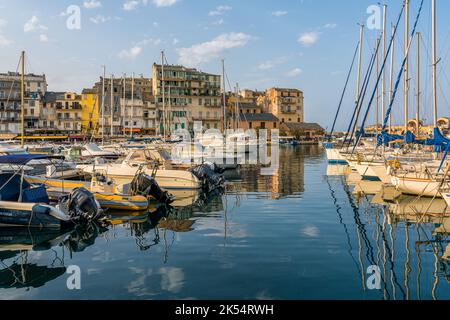 La colorata città di Bastia e il suo porto in una serata estiva. Corsica, Francia. Foto Stock