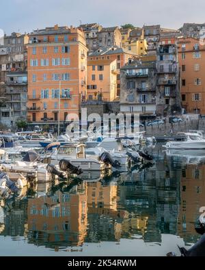 La colorata città di Bastia e il suo porto in una serata estiva. Corsica, Francia. Foto Stock