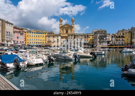 La colorata città di Bastia e il suo porto in una giornata estiva di sole. Corsica, Francia. Foto Stock