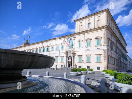 Il Palazzo del Quirinale, attuale residenza ufficiale del Presidente della Repubblica Italiana, in Piazza del Quirinale, Roma, Italia. Foto Stock