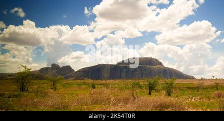 Paesaggio di Andringitra Mauntain gamma e Cardinals cappello montagna a Ihosy, Madagascar Foto Stock