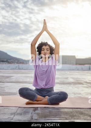 Meditazione Yoga, pace e preghiera della donna per il benessere spirituale e la gratitudine al mattino nella città di Singapore. Ragazza allenando la sua mente per rilassarsi Foto Stock