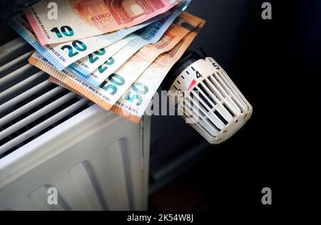 Controllo dei costi di riscaldamento - controllo del radiatore e bollette in euro sul riscaldamento centrale Foto Stock