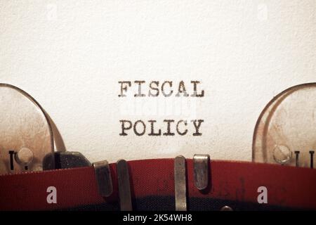 Testo della politica fiscale scritto con una macchina da scrivere. Foto Stock