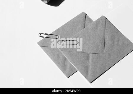 Scrivania da ufficio con buste di carta Kraft, fermagli di carta. Cancelleria. Concetto di branding minimo. Foto Stock