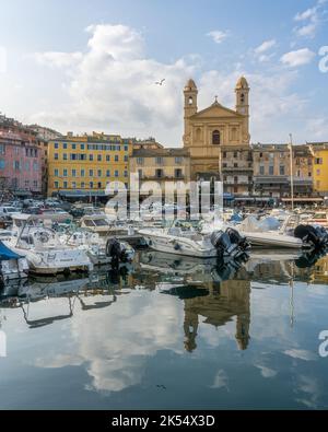 La colorata città di Bastia e il suo porto in una serata estiva. Corsica, Francia. Foto Stock