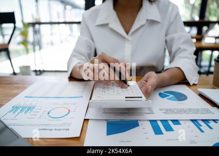 Vista ravvicinata del contabile o dell'ispettore finanziario che fa rapporto, calcolando o controllando l'equilibrio. Finanze domestiche, investimenti, economia, risparmio Foto Stock