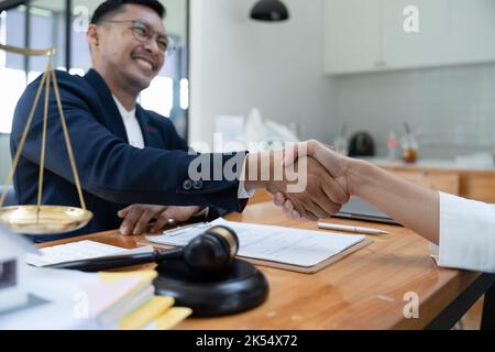 Avvocato o avvocati agitando la mano con il client dopo la consultazione per discutere di un contratto cliente in aule di tribunale, il giudice e il concetto di servizio Foto Stock