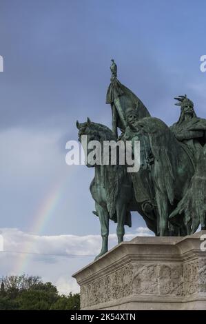 Statue alla fine del viale Andrassy a Budapest, Ungheria, in Piazza degli Eroi, Hősök tere. Foto qui parte dei sette Chieftains dei Magyar. Foto Stock