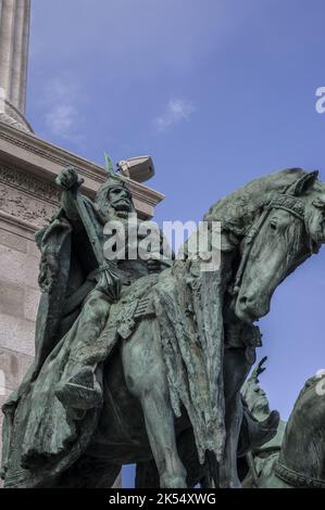 Statue alla fine del viale Andrassy a Budapest, Ungheria, in Piazza degli Eroi, Hősök tere. Foto qui parte dei sette Chieftains dei Magyar. Foto Stock