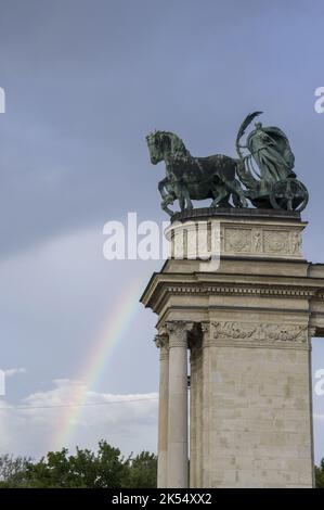 Alla fine del viale Andrassy a Budapest, in Ungheria, in Piazza degli Eroi, Hősök tere, la Statua della Pace femminile con un arcobaleno che le conduce. Foto Stock