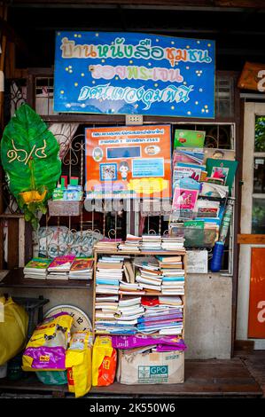 Un piccolo negozio di libri fuori di una casa nella zona della comunità Soi Ruamrudee vicino al Parco Lumphinee, Bangkok Thailandia. Foto Stock