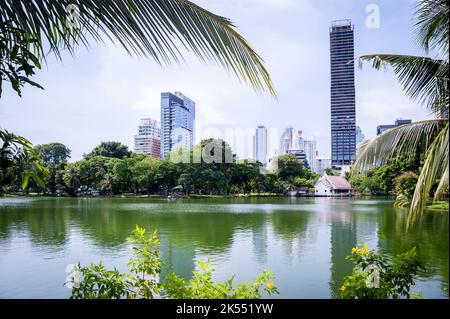 Vista sulla strada, i sentieri e il grande lago nel Parco Lumphinee, Bangkok, Thailandia. Foto Stock