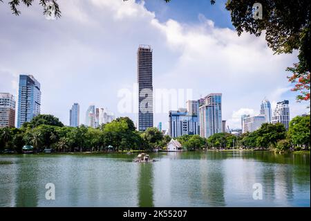 Vista sulla strada, i sentieri e il grande lago nel Parco Lumphinee, Bangkok, Thailandia. Foto Stock