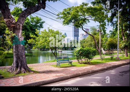 Vista sulla strada, i sentieri e il grande lago nel Parco Lumphinee, Bangkok, Thailandia. Foto Stock