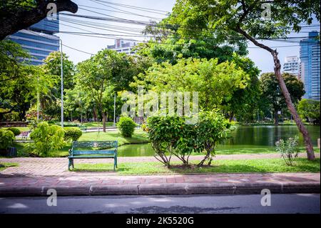 Vista sulla strada, i sentieri e il grande lago nel Parco Lumphinee, Bangkok, Thailandia. Foto Stock