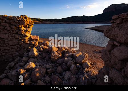Ex cementeria di Sant Romà de Sau, sottomarina oggi la maggior parte dell'anno a causa della costruzione del serbatoio nei primi anni '60 Foto Stock