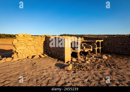 Ex cementeria di Sant Romà de Sau, sottomarina oggi la maggior parte dell'anno a causa della costruzione del serbatoio nei primi anni '60 Foto Stock