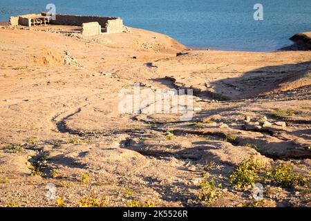 Ex cementeria di Sant Romà de Sau, sottomarina oggi la maggior parte dell'anno a causa della costruzione del serbatoio nei primi anni '60 Foto Stock