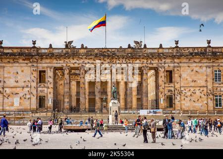 Plaza de Bolivar con Palazzo del Congresso, Bogotà, Colombia-Ants fatto di sculture artificiali incoronano sui wallsof l'edificio del congresso per simbolizzare un Foto Stock