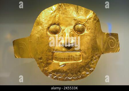 Colombia, oggetti Bogotà in mostra nel museo dell'oro. La maggior parte del lavoro d'oro di Malagana è stata fatta per regalia funeraria. Maschere in forma di teschi o di fac senza vita Foto Stock