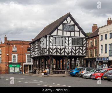 The Market House, Ledbury, Herefordshire, Regno Unito; un edificio storico in legno bianco e nero incorniciato del 17th ° secolo Foto Stock