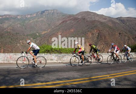 Colombia - ciclisti nelle Ande colombiane nella provincia di Santander, sede di montagne maestose e paesaggi sorprendenti. Foto Stock