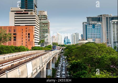 Un treno sopraelevato arriva alla stazione dello skytrain di Ratchadamri Bangkok Thailandia. Foto Stock