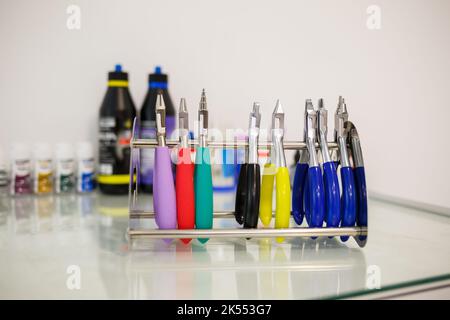 Composizione di varie apparecchiature dentarie. Strumenti per dentisti. Odontoiatria concetto. Pinzette di estrazione dei denti Foto Stock