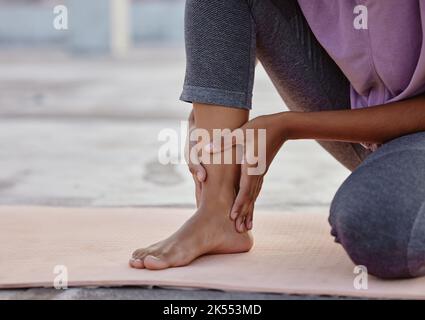 Piede, dolore e donna con incidente durante l'allenamento fitness nella città del Perù. Ragazza, atleta o persona con emergenza medica muscolare durante lo svolgimento Foto Stock