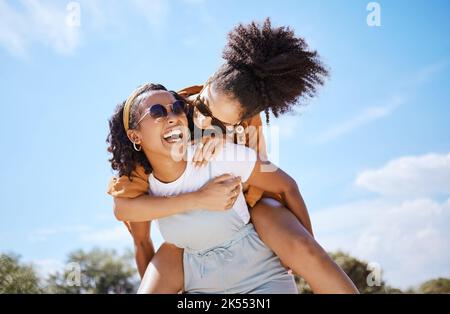 Libertà, amici e donne nere in spiaggia, pazzo e divertirsi con il trasporto di scherzo in natura. Estate, viaggi e donne felici di essere sciocco, ridendo Foto Stock