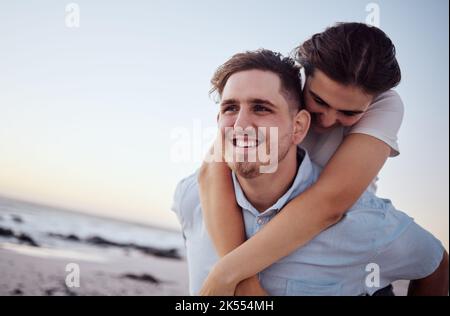 Amore, felice e coppia hanno divertimento spiaggia legame, relax e godere di romantico tempo di qualità insieme sulla sabbia. Beffa, pace di vacanza e sorriso dal giovane Foto Stock