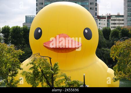 Seul, Corea del Sud. 6th Ott 2022. L'anatra di gomma disegnata dall'artista olandese Florentijn Hofman è vista sul lago Seokchon a Seoul, Corea del Sud, 6 ottobre 2022. Credit: Wang Yiliang/Xinhua/Alamy Live News Foto Stock