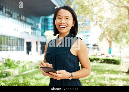 Ritratto di donne in viaggio d'affari e asiatici con smartphone per una pausa all'aperto in un ufficio in Giappone. Ragazza giapponese aziendale con sorriso godendo il cellulare Foto Stock