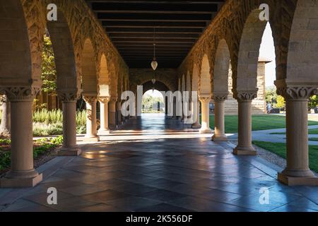 Palo Alto California estate 2022. Chiostro vuoto, quad principale presso la Stanford University Foto Stock