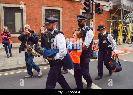 Londra, Regno Unito. 5th ottobre 2022. Arresto della polizia basta fermare i manifestanti di petrolio che bloccano Horseferry Road. Alcuni attivisti hanno incollato le mani alla strada, e la protesta è stata parte di una serie di manifestazioni che si svolgono quotidianamente a Westminster, con il gruppo di azione sul clima che chiede di porre fine ai combustibili fossili e di passare alle energie rinnovabili. Foto Stock