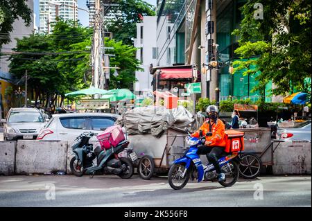 Consegna motociclisti sosta e si spostano dal centro della strada a Sala Daeng, vicino a Pat Pong, Bangkok, Thailandia. Foto Stock