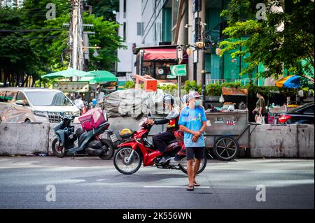 Consegna motociclisti sosta e si spostano dal centro della strada a Sala Daeng, vicino a Pat Pong, Bangkok, Thailandia. Foto Stock