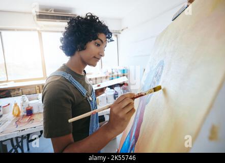 Pittura artistica, creativa e artistica in studio per esposizione con acquerello e pittura ad olio. Donna pittore indiano professionista con un pennello in mano Foto Stock