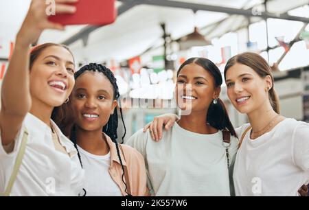 Amici, telefono e selfie di studenti all'università, sorridere e rilassarsi mentre si legano al campus. Educazione, diversità e Signore che si divertono prima della lezione Foto Stock