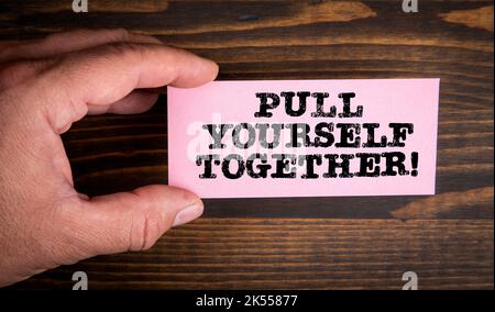 Mettiti insieme. Nota in mano di un uomo. Foto Stock