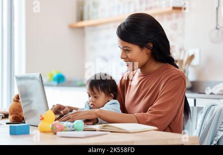 Sindrome di Down, laptop e madre per lo sviluppo del bambino, l'istruzione e l'apprendimento online in cucina in casa. Mamma, bambino e computer insieme a casa Foto Stock