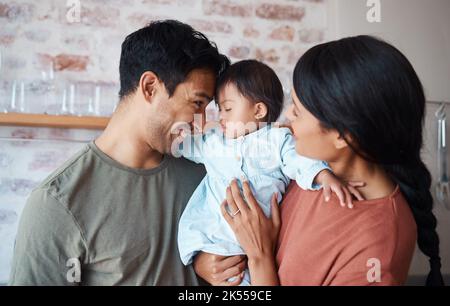 Famiglia felice, giù sindrome bambino e amore in casa, legame e cura per il bambino. Sostegno, cura e genitori, padre e madre che trascorrono del tempo Foto Stock