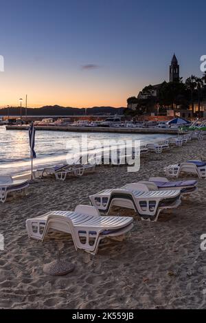 Tramonto nel porto di Lopud, con spiaggia, porto e chiesa, isola di Elafiti archipel, Croazia Foto Stock