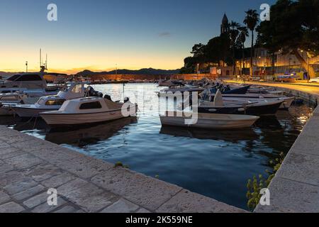 Tramonto nel porto di Lopud, con porto e chiesa, isola di Elafiti archipel, Croazia Foto Stock